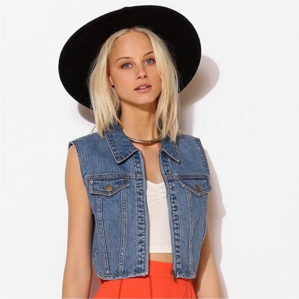 Urban Outfitters BDG Zip-Up Cropped
Denim Vest XS